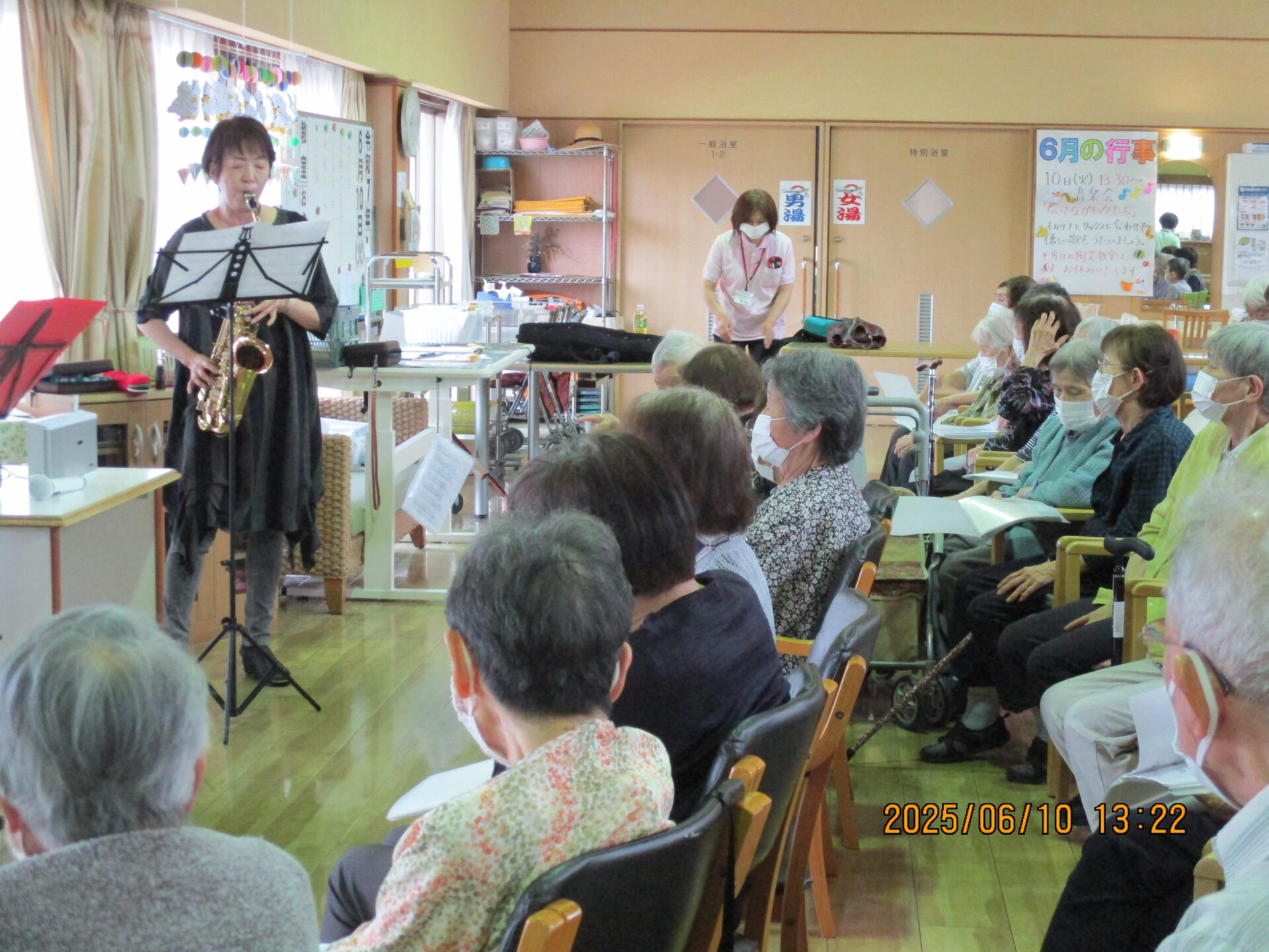 【6月】心を込めた飾りと音楽鑑賞